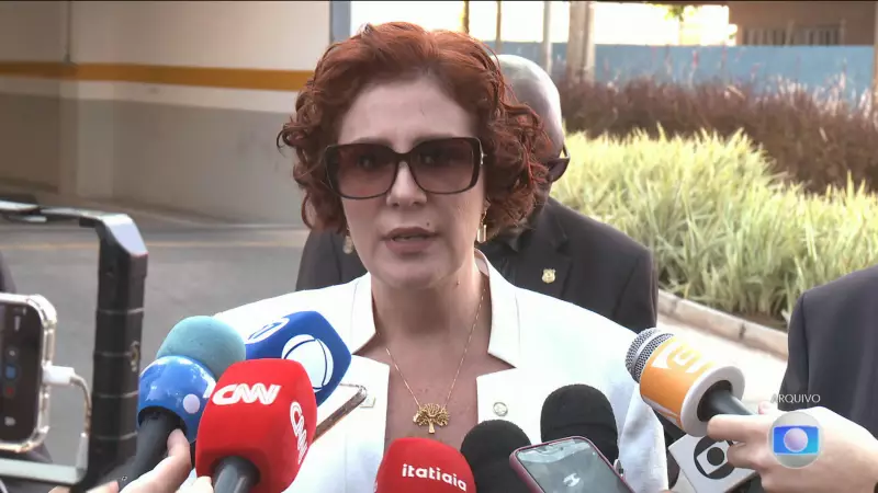 Carla Zambelli é alvo de prisão preventiva: PF pede inclusão na lista da Interpol