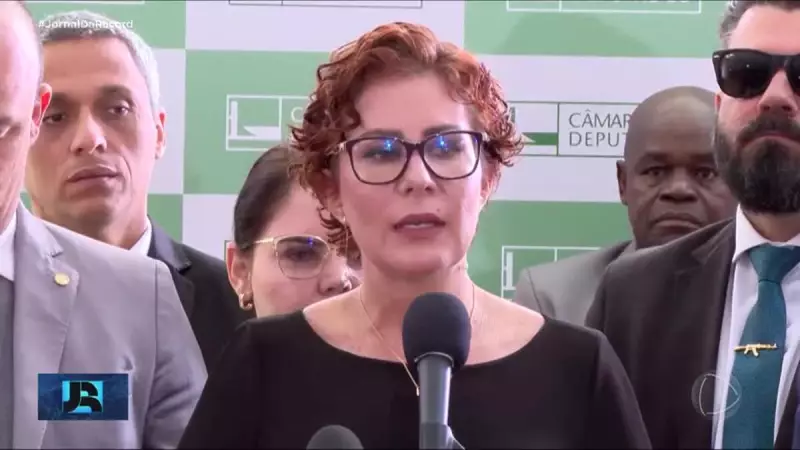 Carla Zambelli é incluída na lista de procurados da Interpol por determinação do ministro Alexandre de Moraes