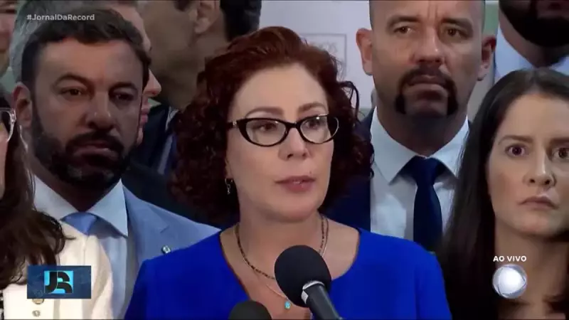 Carla Zambelli: PGR pede prisão preventiva após deputada deixar o Brasil