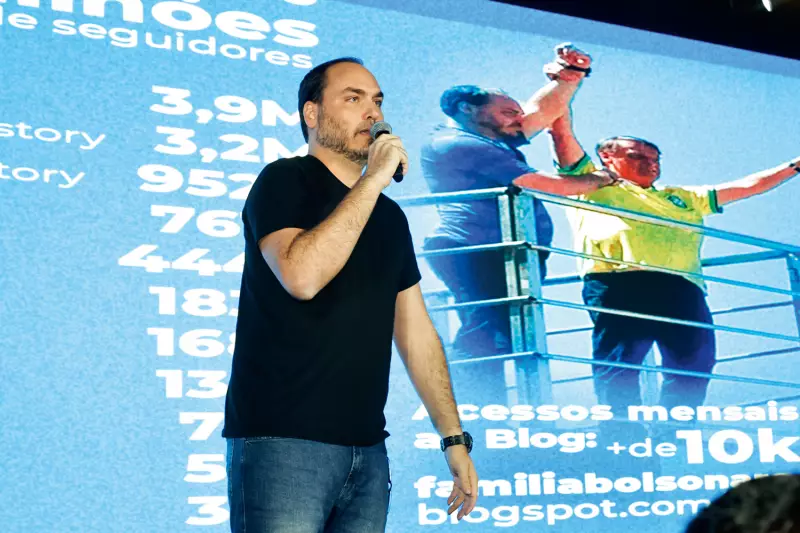 Carlos Bolsonaro admite candidatura fora do RJ: eleitores de SC reagem