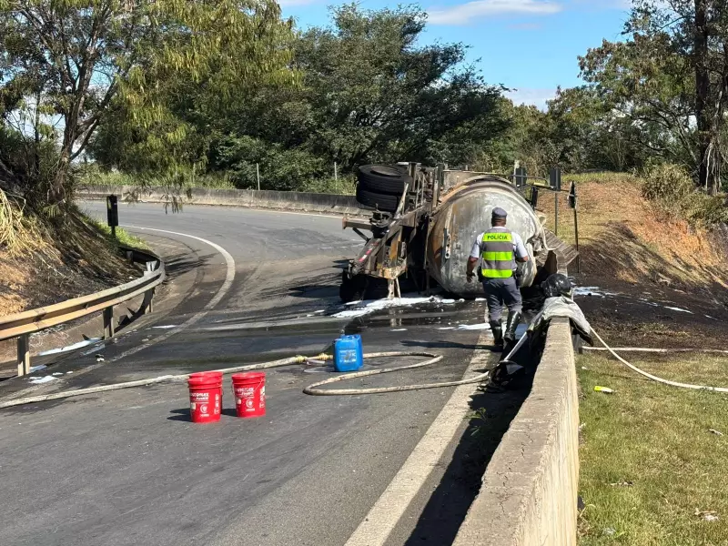 Carreta bitrem carregada com etanol tomba e interdita rodovia em Paulínia