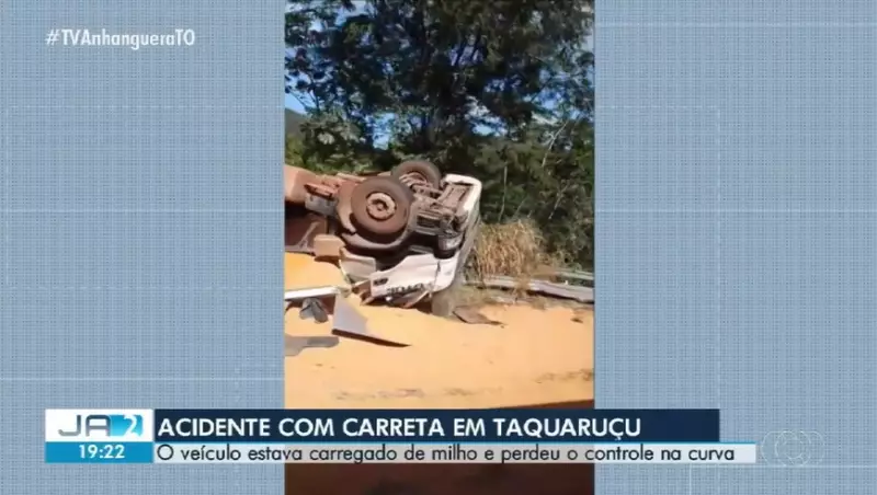 Carreta carregada com 50 toneladas de milho tomba em curva na TO-030; motorista perde controle