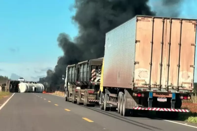 Carreta carregada com diesel tomba e pega fogo na MS: veja o que aconteceu