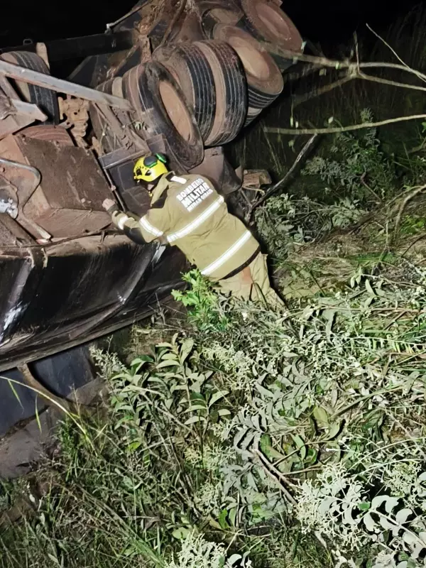 Carreta carregada com minério despenca de ribanceira de 400 metros na BR-354 em Córrego Danta