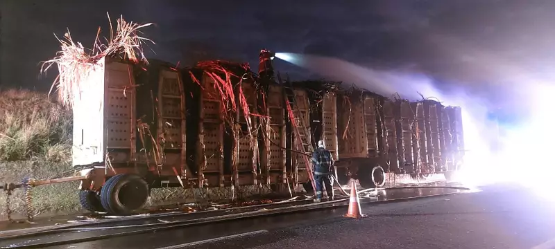 Carreta carregada de cana-de-açúcar pega fogo na rodovia de Tatuí: veja imagens