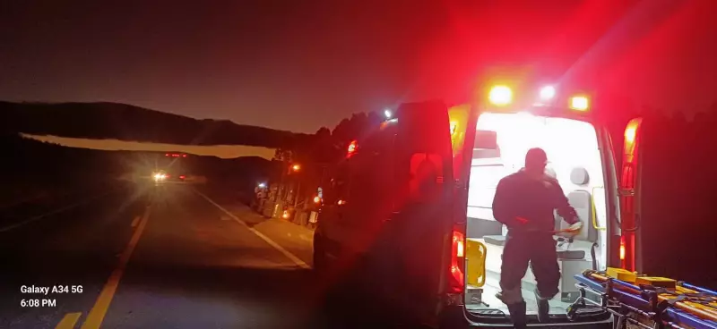 Carreta carregada de carvão tomba na BR-251 e motorista é socorrido pelo SAMU em Minas Gerais