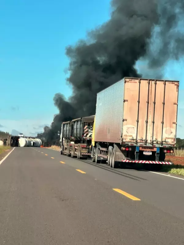 Carreta carregada de combustível tomba e pega fogo, bloqueando totalmente a MS-040