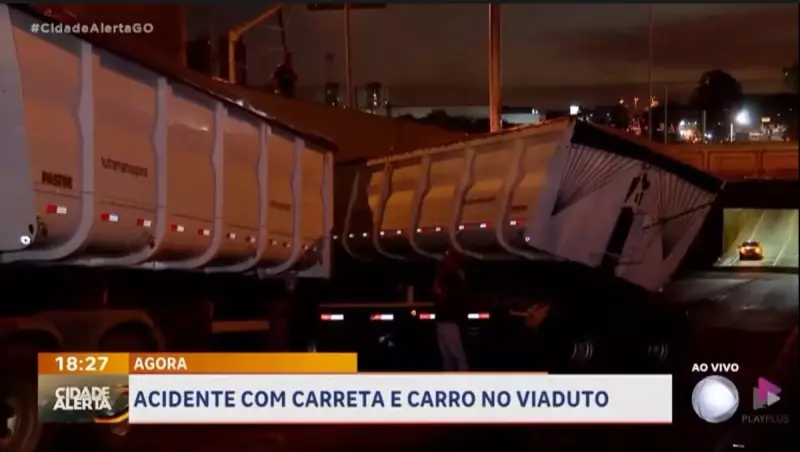 Carreta carregada de milho causa acidente no Viaduto da Vila Canaã em Goiânia