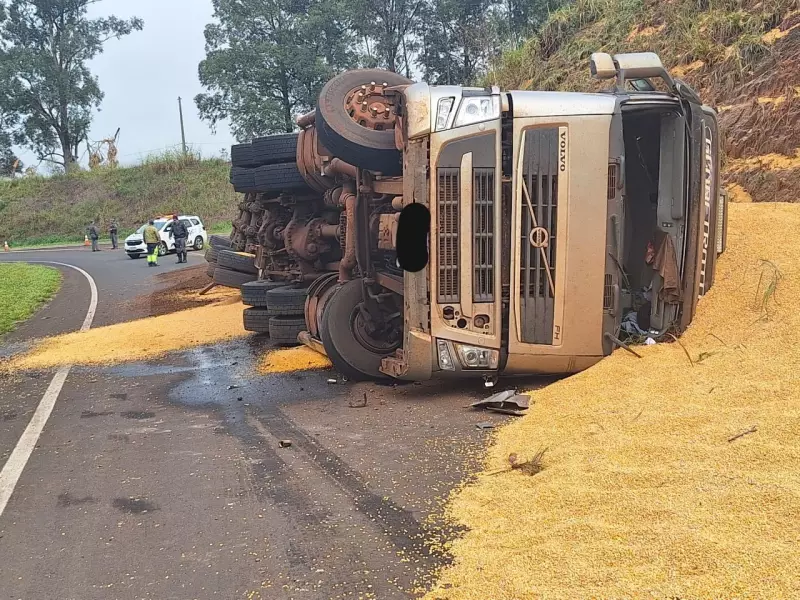 Carreta carregada de milho tomba na rodovia Euclides de Oliveira Figueiredo em Mirante do Paranapanema