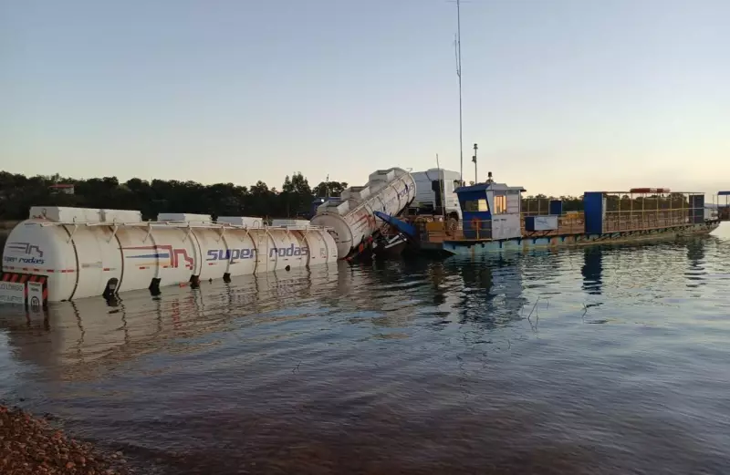 Carreta com 35 mil litros de etanol despenca em represa após sair de balsa em Morada Nova de Minas