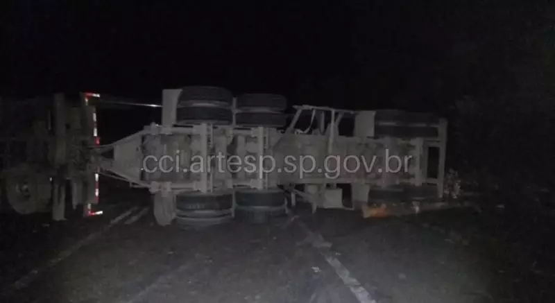 Carreta tomba e interdita rodovia em Capão Bonito: veja detalhes do acidente