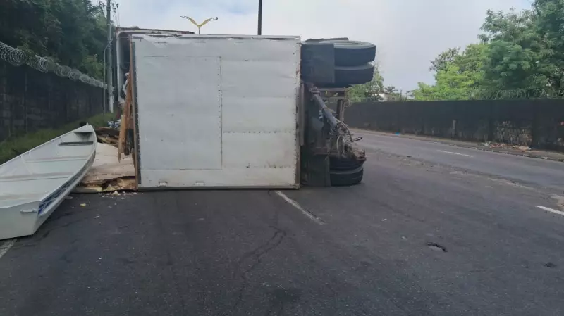 Carreta tomba na Avenida Rodrigo Otávio e causa caos no trânsito em Manaus