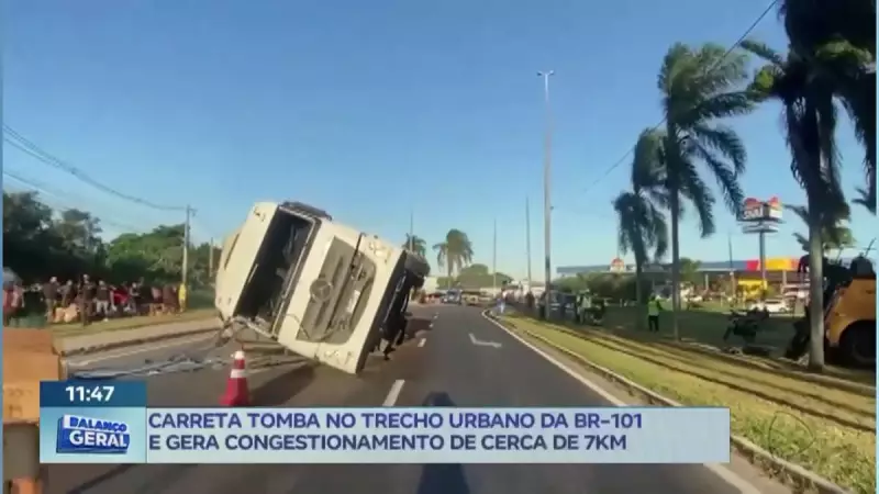 Carreta tomba na BR-101 e causa congestionamento no interior do RJ