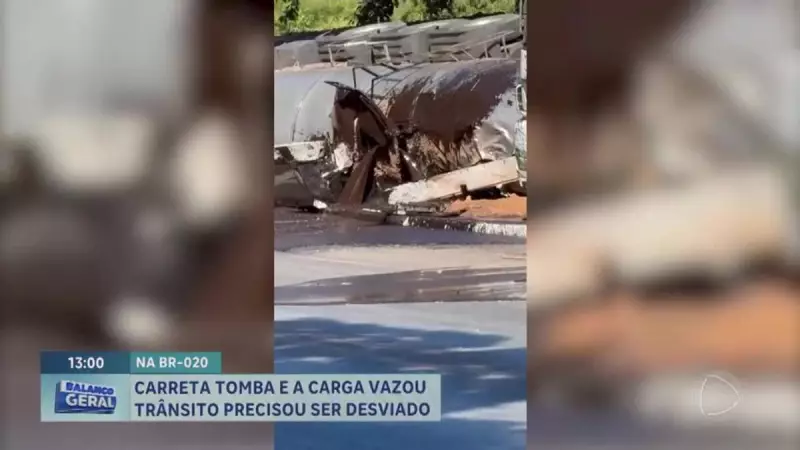 Carreta tomba no Entorno do DF e derrama emulsão asfáltica na pista — veja vídeo