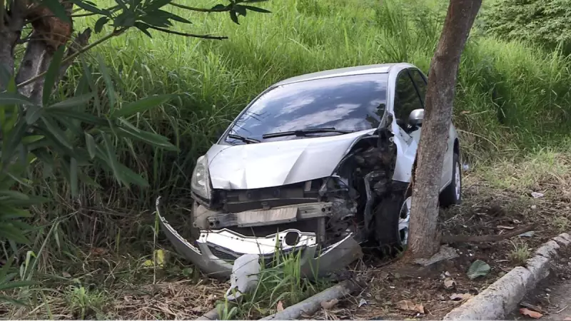 Carro abandonado após batida em Vila Velha: Guarda Municipal busca dono do veículo
