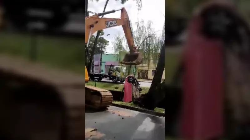 Carro cai em córrego após colisão com moto em Curitiba; veja o vídeo