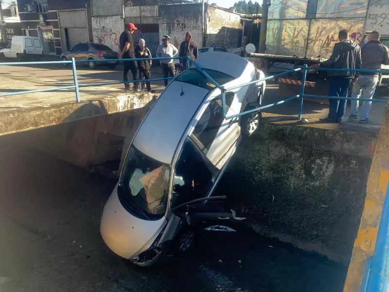 Carro cai em córrego em Mogi das Cruzes: veja detalhes do acidente