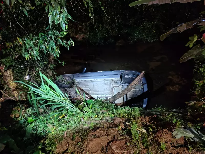 Carro cai em rio após motorista perder controle em Caraguatatuba: veja detalhes