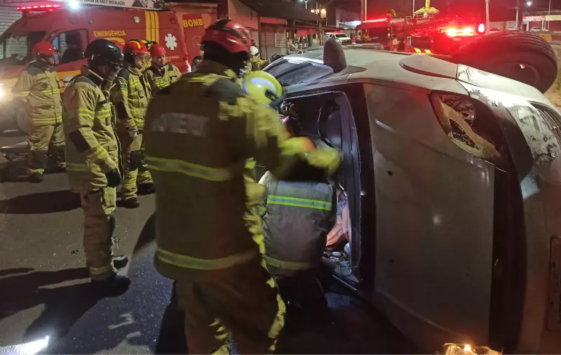 Carro capota após colisão com estrutura de ponte na Zona Norte de Macapá