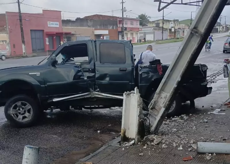 Carro capota e derruba poste em Natal: veja o vídeo do acidente que atingiu casa