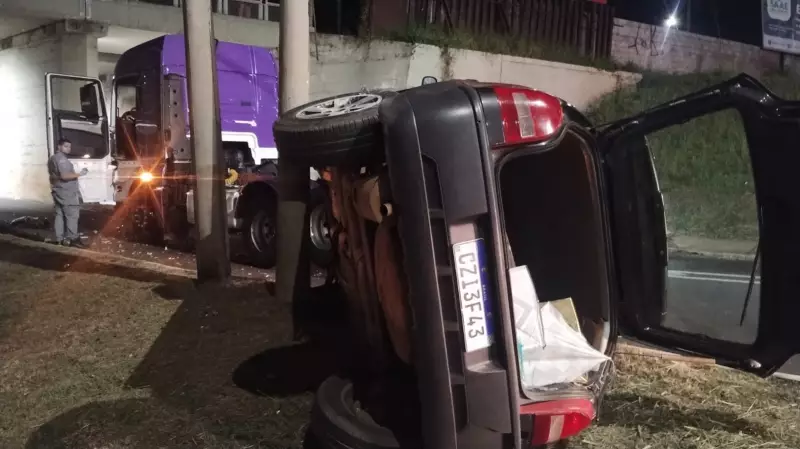 Carro capota em colisão com caminhão no Pontilhão da Praça Itália em São Carlos: veja fotos