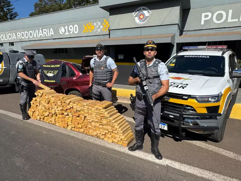 Carro capota na Rodovia Ângelo Rena com mais de 400kg de maconha e motorista é preso em Presidente Prudente