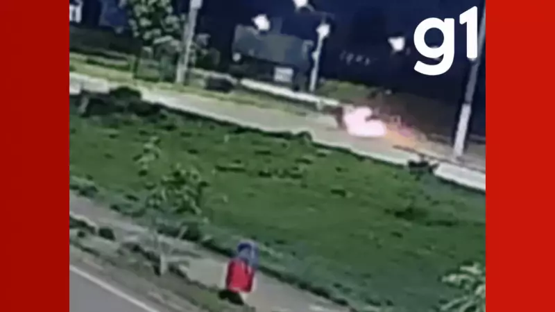 Carro de luxo capota várias vezes após voar em rotatória de MT; veja o vídeo chocante
