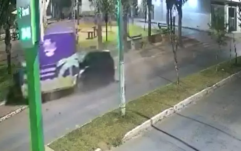 Carro desgovernado arrasta trailer de açaí em Boa Esperança (MG) | Vídeo chocante