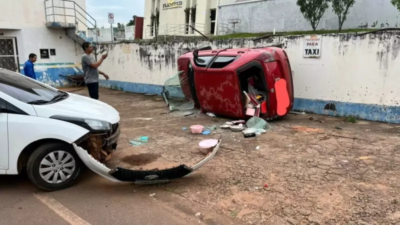 Carro desgovernado cai sobre veículo estacionado em Rondônia: veja imagens
