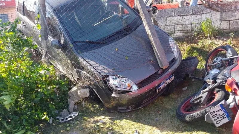 Carro desgovernado invade condomínio e causa acidente com motos e bicicleta em São José dos Campos