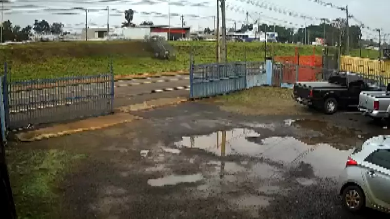 Carro desliza, bate em poste e capota na BR-277 em Foz do Iguaçu; veja o vídeo
