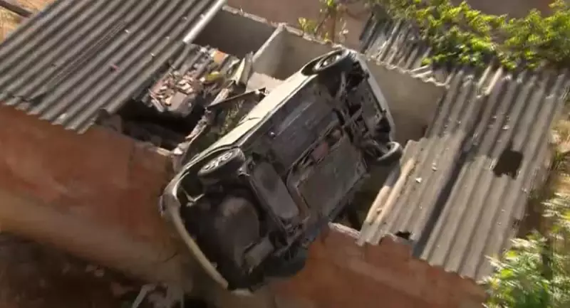 Carro despenca de telhado e fica suspenso sobre casa por 23 horas em BH