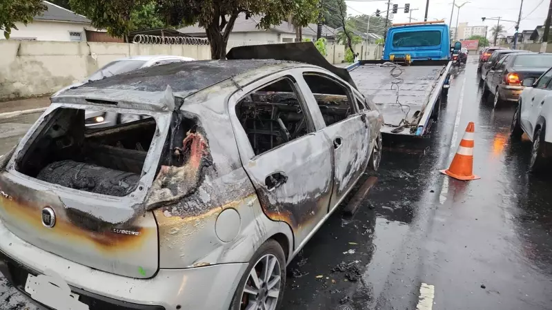 Carro é completamente destruído por incêndio na Zona Oeste de Manaus