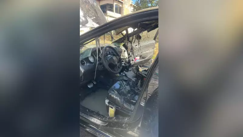 Carro é completamente destruído por incêndio no bairro Bom Pastor, em Divinópolis