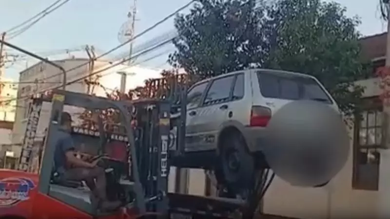 Carro estacionado em local proibido é removido por empilhadeira em MG — veja o vídeo