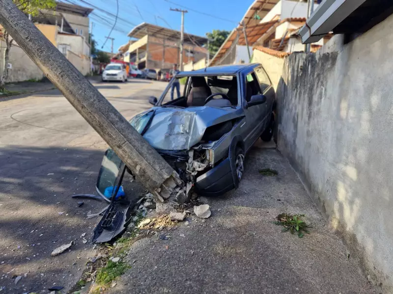 Carro fica destruído após colidir com poste em Juiz de Fora; veja imagens