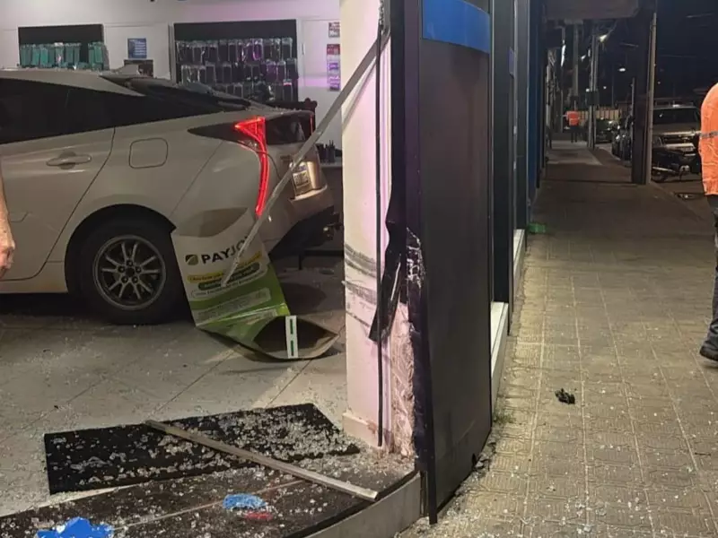Carro invade loja de celulares durante a madrugada em Resplendor: veja o vídeo chocante!