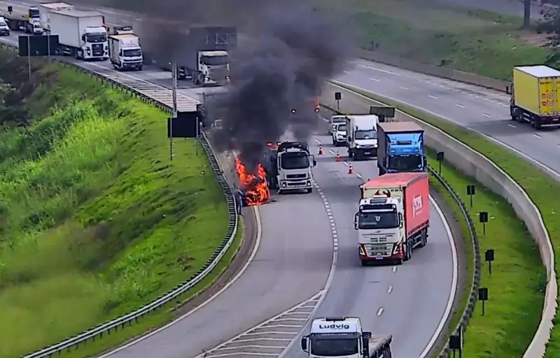 Carro pega fogo após pane elétrica na Rodovia Dom Pedro I, em Atibaia
