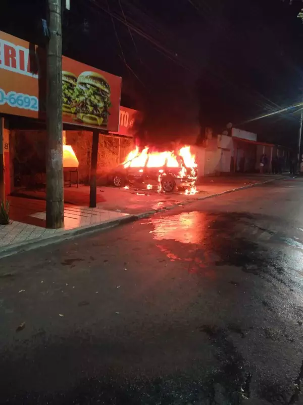 Carro pega fogo e é destruído em avenida movimentada de Montes Claros