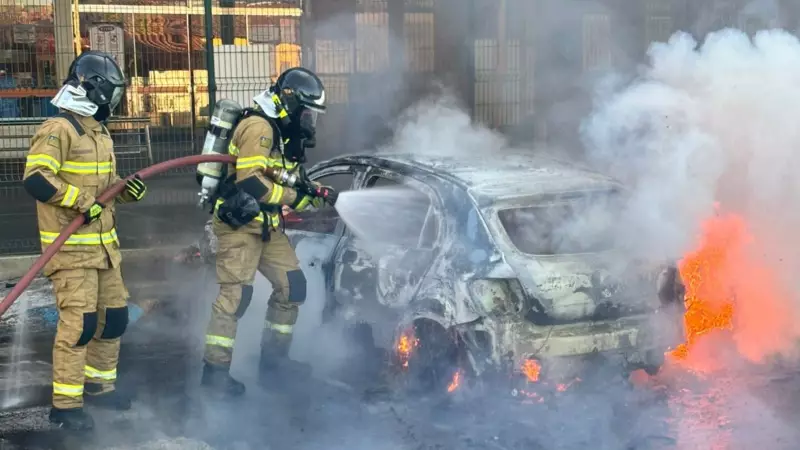 Carro pega fogo e fica destruído em frente a supermercado em Floriano, Piauí