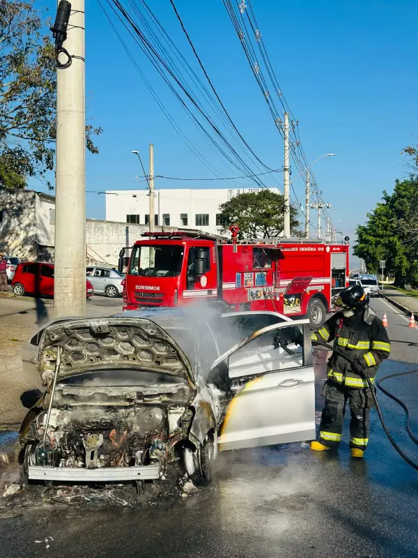 Carro pega fogo em avenida movimentada de Taubaté, SP; veja o vídeo