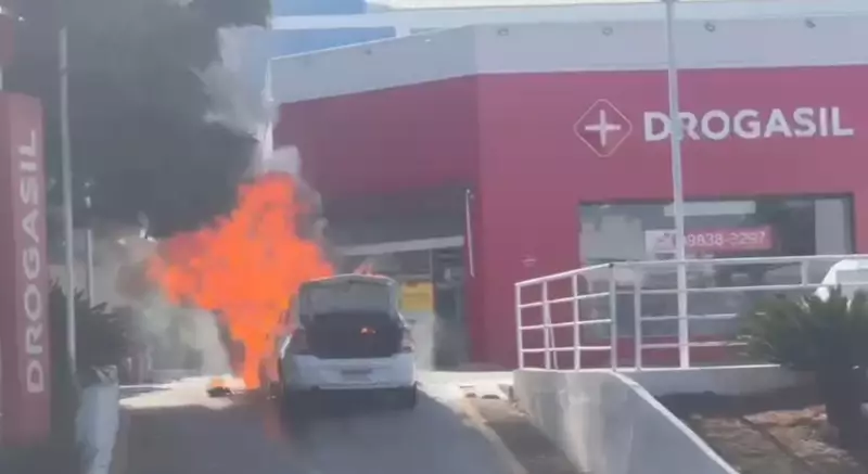 Carro pega fogo em frente a farmácia e causa alarde em Sorocaba; veja o vídeo