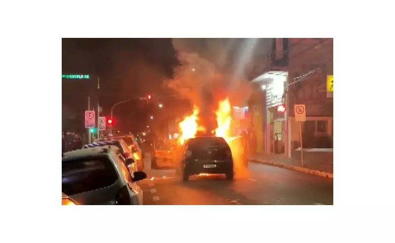 Carro pega fogo em via movimentada de Capivari e Bombeiros agem rapidamente