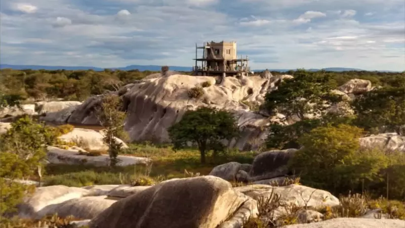 Casa construída sobre rocha no sertão cearense vira refúgio e atrai curiosos | Veja vídeo