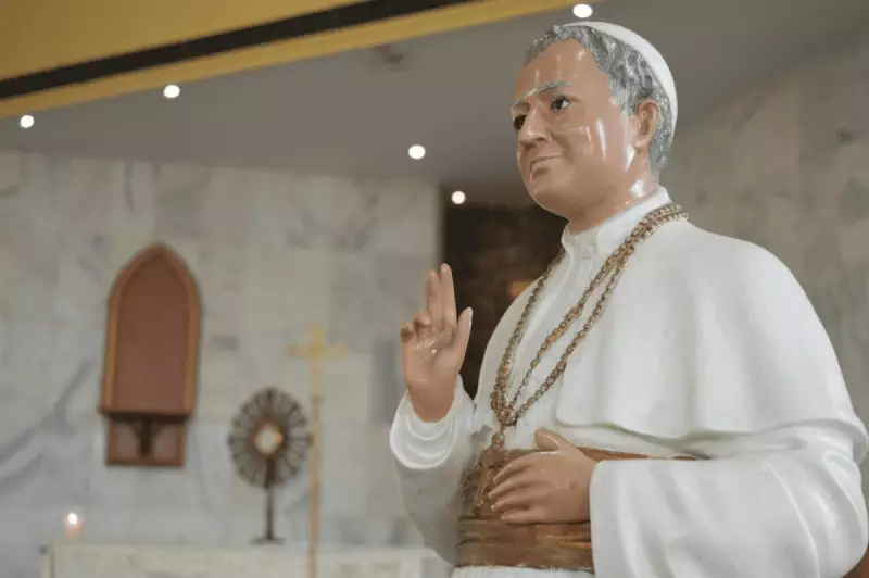Casais de Juiz de Fora têm surpresa romântica em missa especial: alianças dentro de bem-casado!