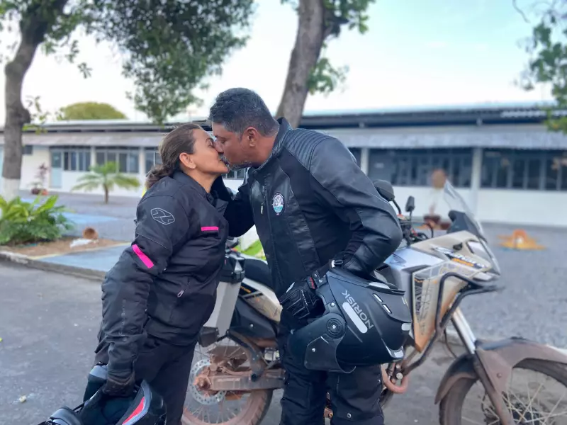 Casal aventureiro mapeia águas do Brasil em moto e chega ao Amapá: uma jornada de amor e confiança