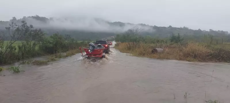 Casal desaparece após carro ser arrastado por correnteza no RS: Defesa Civil confirma