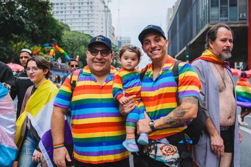 Casal do Sul do Brasil leva primeiro bebê com DNA de dois pais à Parada LGBT: Antonella é símbolo de luta