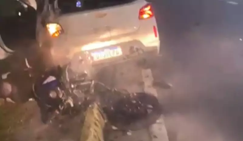 Casal é arremessado após grave colisão entre moto e carro em Manaus