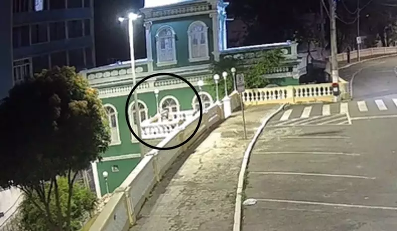 Casal é detido após pichar escadaria histórica no centro de Vitória